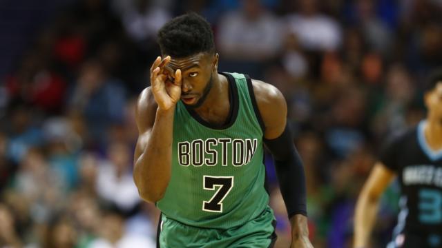 皇马3000万中卫重伤4个月！阿隆索哭晕：生死战后防6将养伤+2人染红