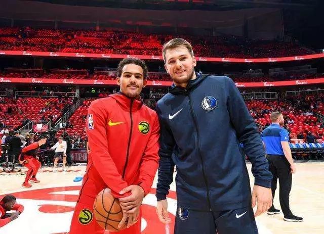 前锋连续助攻，团队配合默契