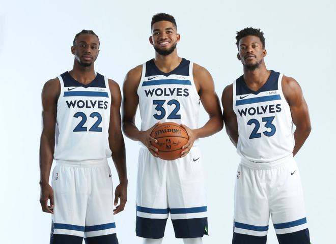 超远三分命中，全队抱头